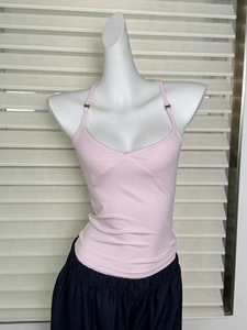 Dettaglio canotta rosa chiaro slim fit con spalline regolabili e fibbie metalliche