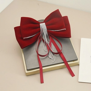 Dettaglio macro del fiocco in velluto rosso con lussuose nappe di strass multistrato