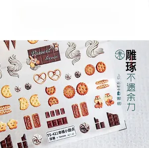 Dettaglio di adesivi 5D per nail art con miniature di dolci e biscotti con rilievo 3D