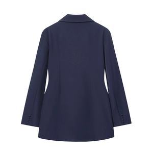 Vue détaillée du dos d'une robe blazer à manches longues bleu marine avec taille ajustée