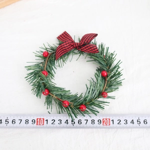 Detailed size measurement of a 12cm Christmas wreath with red berries and plaid bow