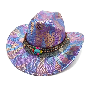Chapeau de cow-boy iridescent à motif serpent avec pierre turquoise et franges