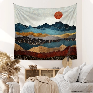 Dettaglio dell'arazzo bohémien con paesaggio montano e sole in una camera da letto