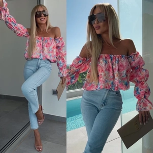 Top floreale a maniche lunghe con spalle scoperte, jeans slim blu e tacchi rosa