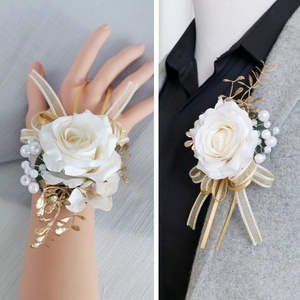 Set fiore all'occhiello e corsage da polso con rosa bianca e foglie dorate per matrimoni