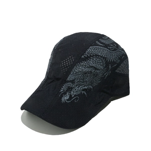 Dettaglio cappello nero traspirante ad asciugatura rapida con laser mesh e dragone