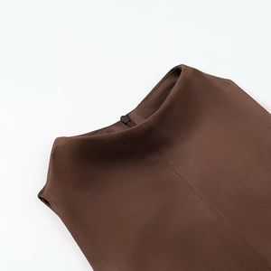 Détail du haut marron foncé avec fermeture éclair invisible et encolure texturée mate