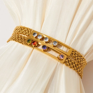 Lussuoso bracciale multistrato in acciaio dorato con zirconi colorati su seta bianca