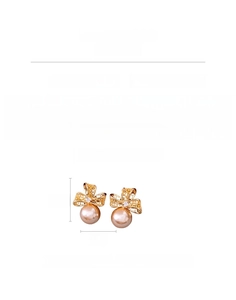 Détail des boucles d'oreilles nœud plaquées or 18k avec perles et pierres zircon
