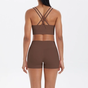 Vue arrière d'un ensemble de yoga avec brassière croisée et short de sport taille haute