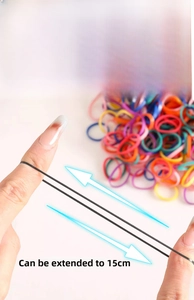 Dettaglio di elastici per capelli spessi tesi fino a 15 cm per mostrare la loro durata