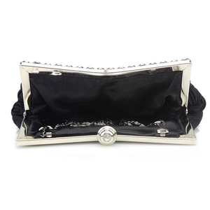 Offene schwarze Abendtasche mit silberner Kette und glänzendem Strassverschluss-Detail