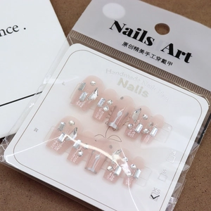 Faux ongles rose transparent pailletés avec strass argentés élégants en taille XS