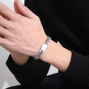 Bracelet gourmette en acier titane argenté poli avec plaque d'identification pour hommes