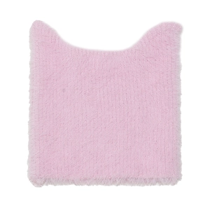 Detailansicht der rosa flauschigen Katzenohren-Mütze mit weicher Plüsch-Strickstruktur