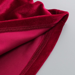 Gros plan détaillé du tissu en velours rouge vin avec couture surjet de qualité