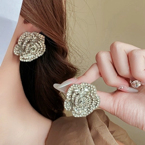Détails des boucles d'oreilles fleur en argent serties de cristaux pavés étincelants