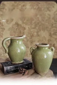 Dettaglio della trama smaltata craquelé su vasi in ceramica verde in stile antico