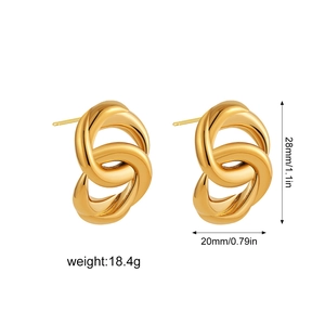 Detail of 18K gold double hoop earrings with precise size measurements in millimeters