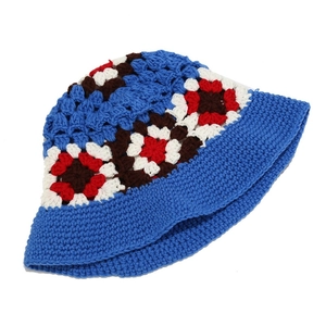 Handgefertigter Häkel-Fischerhut mit bunten Blumenmustern und königsblauem Strickdesign