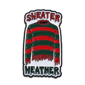 Épingle émaillée pull à rayures rouges et vertes avec texte Sweater Weather pour cinéphiles