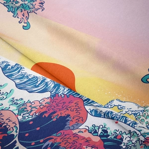 Dettaglio del tessuto dell'arazzo ukiyo-e con onde, trama morbida e sfumatura del tramonto