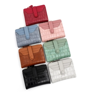 Portafogli corti da donna effetto coccodrillo in sette colori con bottone e chiusura a zip