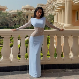 Détail de robe longue bleue avec manches en dentelle et découpe à la taille coupe ajustée