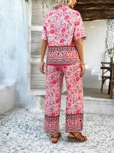 Vue arrière d'un ensemble d'été à fleurs roses avec haut court et pantalon large fluide