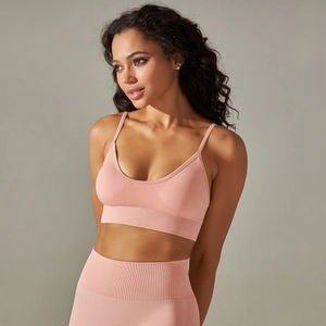 Dettaglio del reggiseno sportivo pesca senza cuciture con trama a maglia fine e fascia