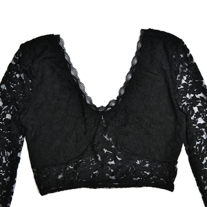 Detailansicht der schwarzen Spitze am V-Ausschnitt Langarm-Croptop mit Spitzenbesatz