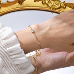 Minimalist gold-plated stainless steel chain bracelet with three sparkling round zircons
