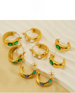 Détail de boucles d'oreilles plaquées or 18 carats avec émeraude et turquoise sur support