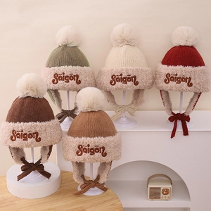 Detalle de cinco gorros de punto de invierno con forro de pelo y bordado Saigon