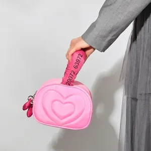 Trousse de toilette rose matelassée en cœur avec poignée numérotée et zip en cœur