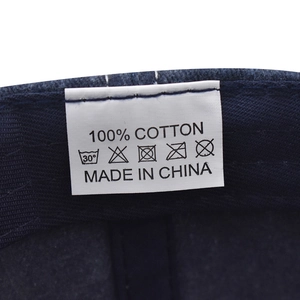 Détail de l'étiquette de lavage en coton et texture du tissu de la casquette Atlanta