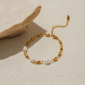 Detail of 18K gold-plated stainless steel chain with freshwater pearls on stone