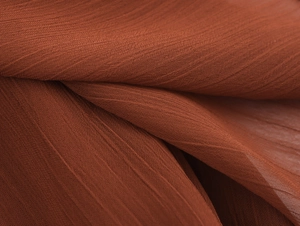 Makroaufnahme der rotbraunen geknitterten Chiffon-Stofftextur für böhmische lange Kleider