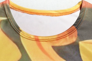 Dettaglio del girocollo rinforzato e della stampa tie-dye colorata sul tessuto a maglia
