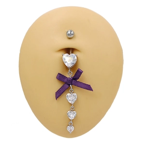 Piercing de nombril en zircon cœur avec ruban violet sur modèle en silicone