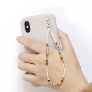 Dragonne de téléphone colorée LOVE en perles acryliques avec détails en métal doré