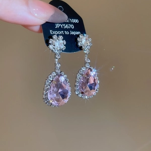 Dettaglio macro degli orecchini a goccia rosa in argento S925 e pavé di zirconi
