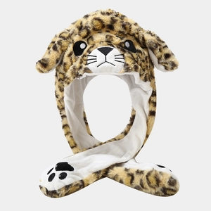 Détail du bonnet en peluche léopard avec oreilles mobiles et écharpes intégrées