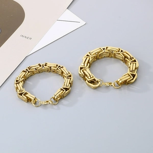 Detail of 18K gold-plated stainless steel Byzantine chain bracelet with lobster clasp