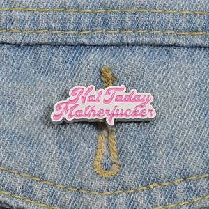 Spilla smaltata rosa con scritta Not Today Motherfucker su denim blu scuro
