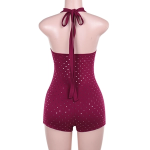 Détail d'un combishort bordeaux dos nu avec des paillettes argentées et une coupe sexy