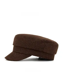 Vue latérale de la casquette gavroche en cachemire marron foncé au fini texturé