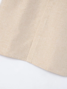 Dettaglio macro della texture in lino e delle cuciture bianche su una camicia casual