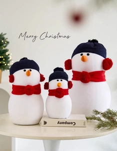 Trois bonhommes de neige en peluche avec bonnets bleus pour décor de Noël