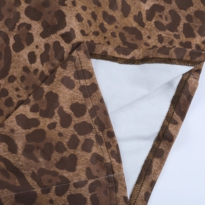 Gros plan du tissu imprimé léopard montrant les coutures et la texture de la robe